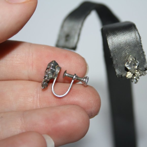 Vintage silver and rhinestone screw on earrings - Picture 3 of 3